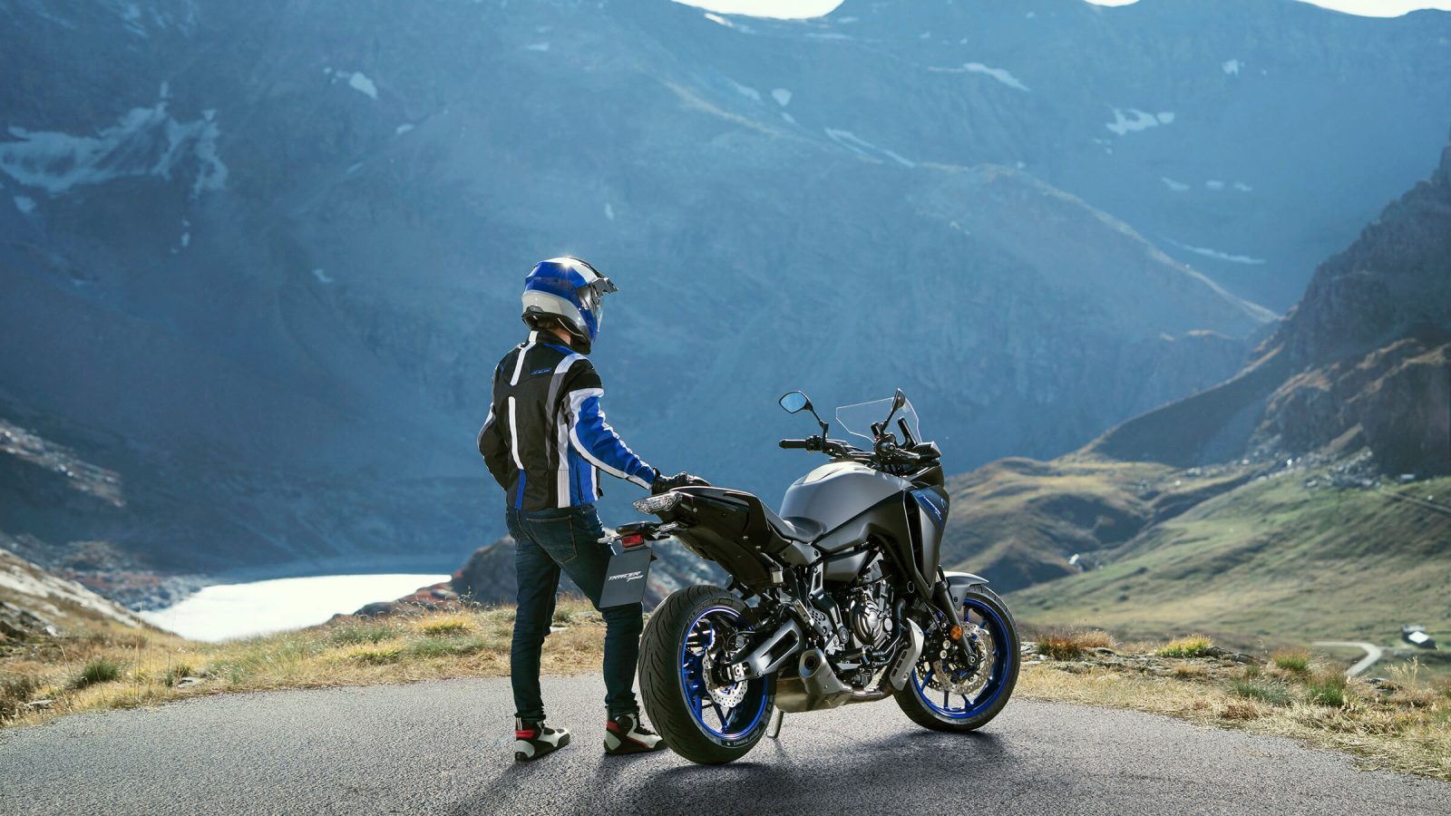 Motorradfahrer genießt Aussicht über Tal